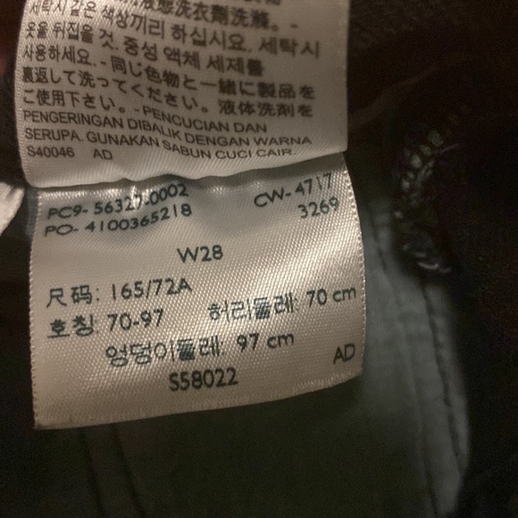 Size 28 black button up Levi’s jean shorts - Picture 3 of 3